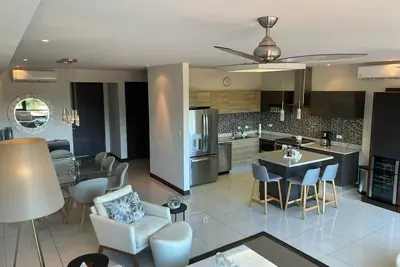 Image de Luxurious, ocean-view condo. Easy 5 minute walk to beach and restaurants!