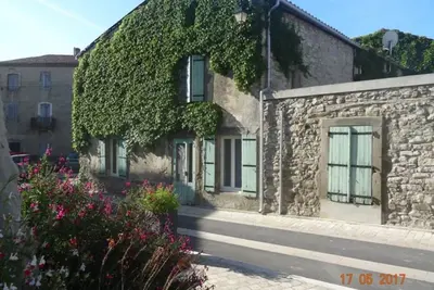 Image de Maison au coeur du village spacieuse avec cour interieure au centre du village