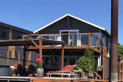 Image de Floating home, front row
