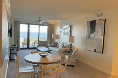 Image de Private Beach-chair setup & towels included. 3 bd 3 bath 2 King Suites. Renovated
