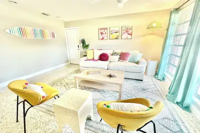 Image de Available Dec. ! ! ~ 4 miles to Beach ~ Walk to Shops, Restaurants; Pet Friendly!