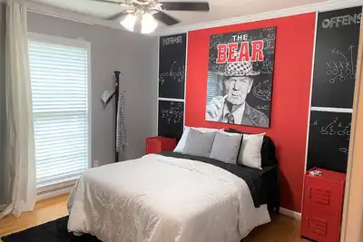 Image de Alabama themed home with fenced yard and courtyard