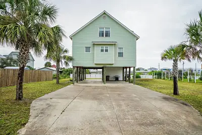 Image de Partial Water Views, Boat Parking & Tanning Deck!