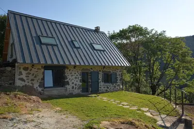 Image de Maison en pierre, au calme, pelouse en terrasse avec vue, enclos