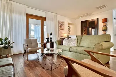 Image de 4 Bedrooms, 4. 5 bathrooms. Enjoy this clean, comfortable home away from home.