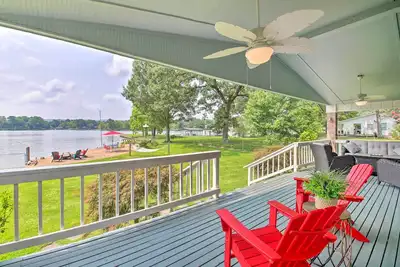 Image de Kayaks & Dock: Lakefront Hot Springs Hideaway