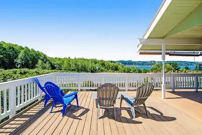 Image de Family-Friendly Home with High-Speed WiFi, Water View, W\/D, and Enclosed Yard