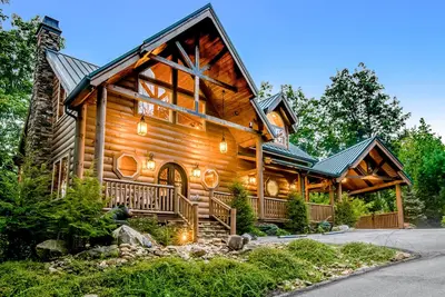 Image de Expansive getaway w/ private hot tub, pool, game room, & free attraction tickets