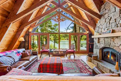 Image de Luxury lakefront home with private hot tub, on-site dock, fireplace & Hoa beach