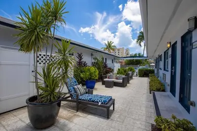 Image de Beaches and Nightlife Just Outside Your Door! 2 Modern Units, On-Site Bar