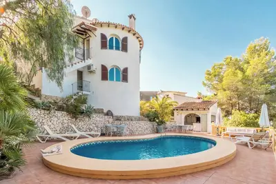 Image de Villa \"El Refugio\" avec vue sur mer et montagnes, piscine privée, climatisation et WiFi