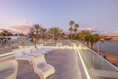 Image de Maison de vacances de luxe près de la plage avec vue sur la mer, terrasse, climatisation et WiFi