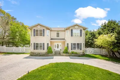 Image de Spacious Village Fringe East Hampton Home W/ Pool