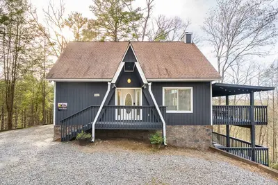 Image de Home theater, hot tub, pool table, secluded, spacious.