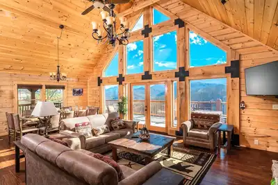 Image de Stunning mountain views, game room, hot tub, and 5 king suites!