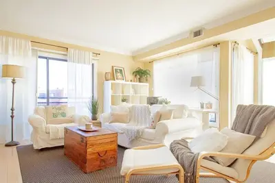 Image de 90-day Minimum ♦ Rosslyn Penthouse w/Views ♦ Free Parking!