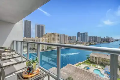 Image de 2br Apartment w/ Balcony - Near Beach