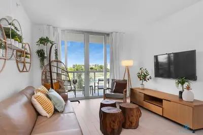 Image de Tropical Apartment –Balcony| Resort w/Pool+ Gym