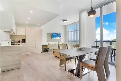 Image de Rooftop Pool + Hot Tub+ Gym+ Near Beach