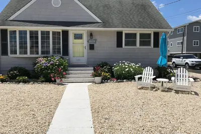 Image de Beachy 4 Br Cape 9 houses from the Beach!
