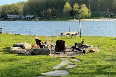 Image de Lakefront 4 Bedroom 2. 5 Bath Hot Tub, Firepit, Dock, Deck and great backya