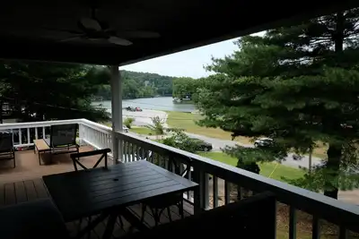 Image de Well-appointed bungalow on kayak/fishing lake steps from Back 40Trailhead