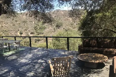 Image de Topanga Deck House light spacious, amazing mountain views, huge deck under Oaks