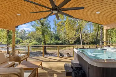 Image de The River House (New, Modern, Hot Tub, Honeymoon, Couples Retreat, River Views)