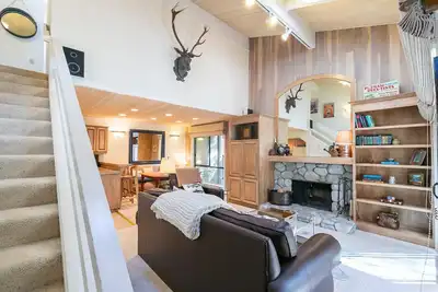 Image de Stylish Incline Condo w Pool 4 Min Walk to Lake