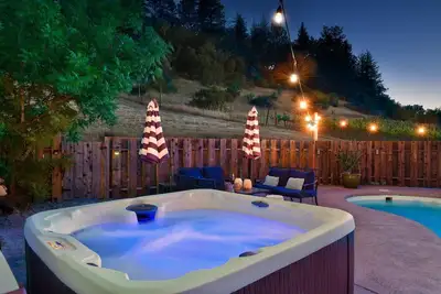 Image de Calistoga Vineyard Getaway--Complimentary wine tasting at Croix included!