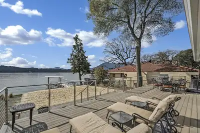 Image de Sandy Feet Retreat -- lakefront Retreat with sand volleyball court!