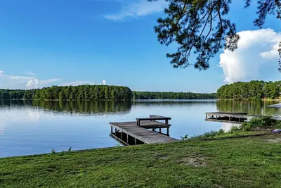 Image de Lakefront Retreat Mins to Golf! Sleeps 8 guests!