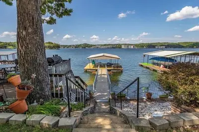 Image de New Listing! Cozy Lakefront Home with fantastic views, close to Bagnell Dam