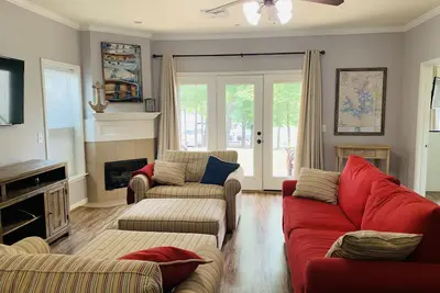 Image de The Getaway at Lake Martin a 2 bedroom 2 bathroom Lake front condo w/boat slip!