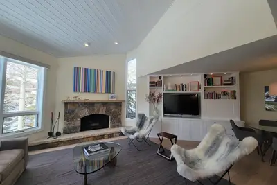 Image de Grand Hyatt| Contempaorary, large creekside condo w/ wood burning fireplace & large modern kitchen