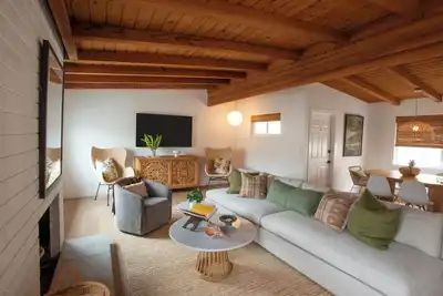 Image de Newly renovated casual and comfortable modern home steps to beach