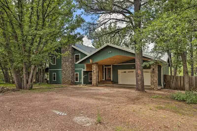 Image de Deck + Yard: Family-Friendly Pinetop Retreat