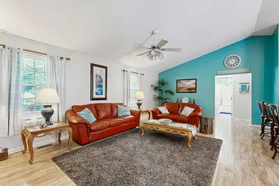Image de Ocean Way Estates home with large yard, deck & bikes - dog-friendly
