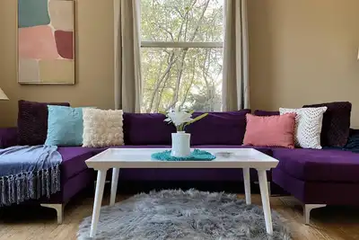 Image de Color Pop Casa | 2br/1ba Townhome near Ford Center
