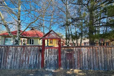 Image de In-Town Home, Hot Tub, Wifi, Minutes to Ski Hill