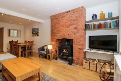 Image de 17 Sands Close, pet friendly, with open fire in Broadway
