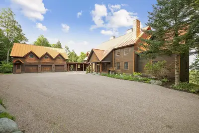 Image de Nine Hearths Estate: 6 br, fireplaces, a/c, hot tub, pond, garage!