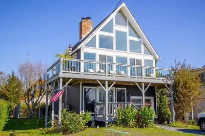Image de Situated between the hustle and bustle of downtown Cape May and the gorgeous sunsets of Sunset Beach.