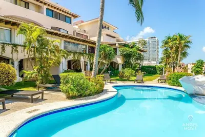 Image de Oceanside Beach house w/Pool & Short walk to Beach