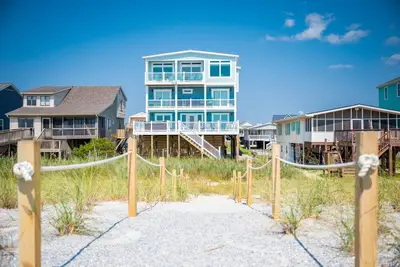 Image de Once Upon a Tide: Spacious Oceanfront Home with Heated Pool, Electric Car Charge