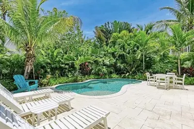 Image de Charming cottage with heated pool, tropical landscaping in prime location.