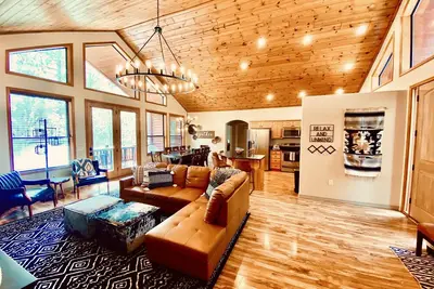Image de *New! * Luxe family-friendly cabin mins from lake; games, tube slide, bunk room!