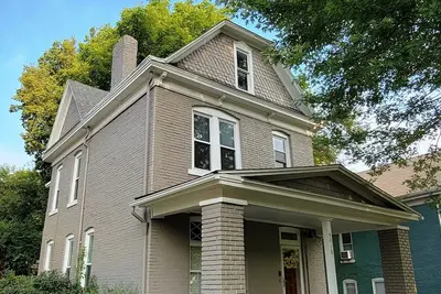 Image de Historic 150 y/o 3-bedroom Kc house with hot tub.