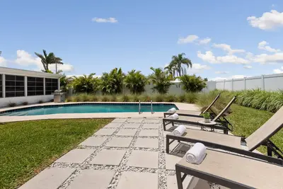 Image de Beautifully renovated pool home - walking distance to the beach