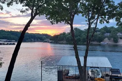 Image de Lake front living at its best! ! !